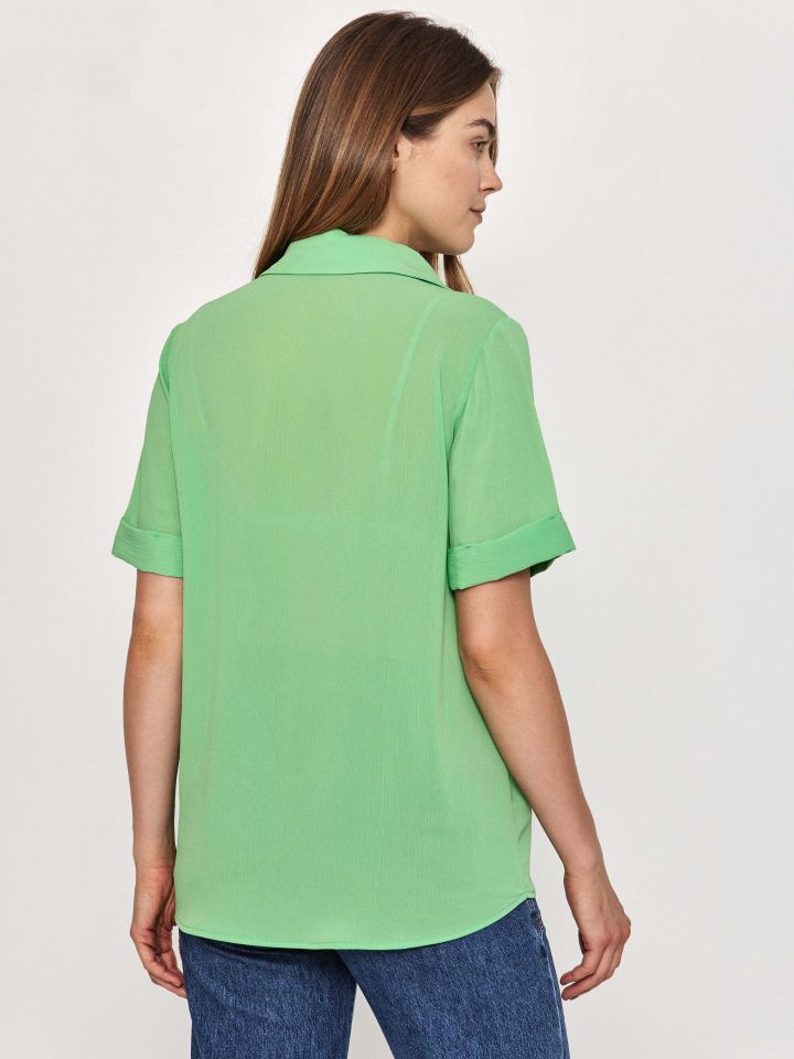 חולצה מכופתרת חצי שרוול בצבע ירוק