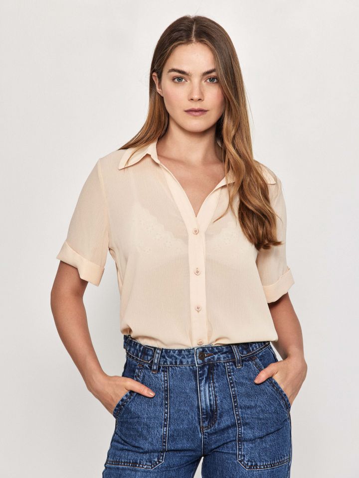 חולצה מכופתרת חצי שרוול בצבע שמפניה