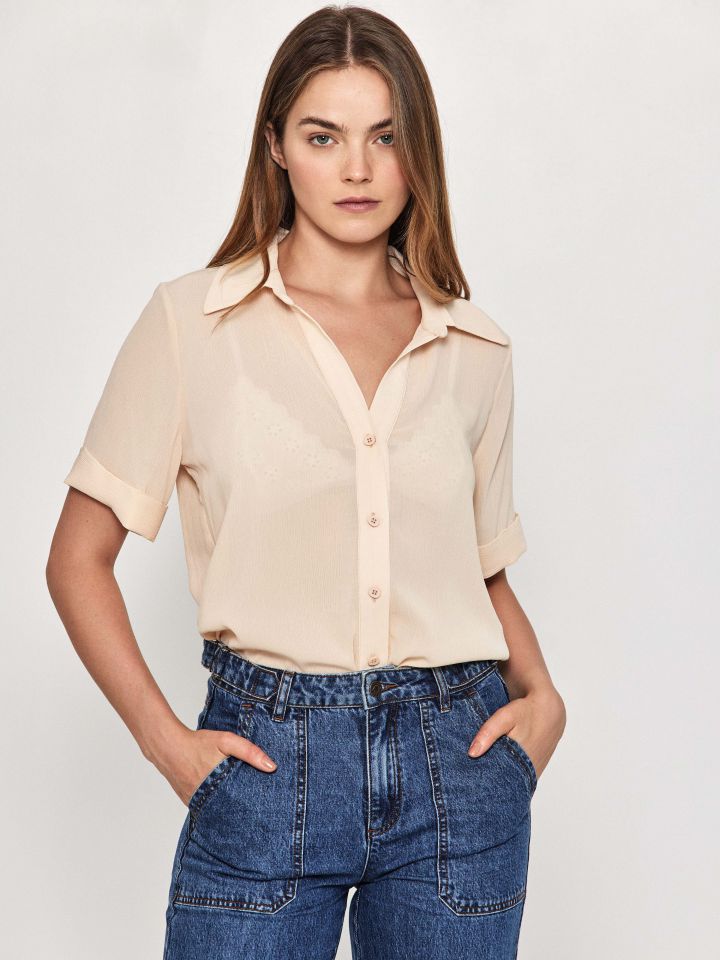 חולצה מכופתרת חצי שרוול בצבע שמפניה