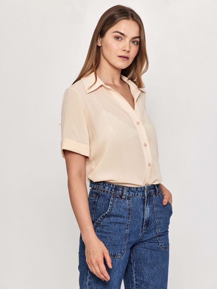 חולצה מכופתרת חצי שרוול בצבע שמפניה