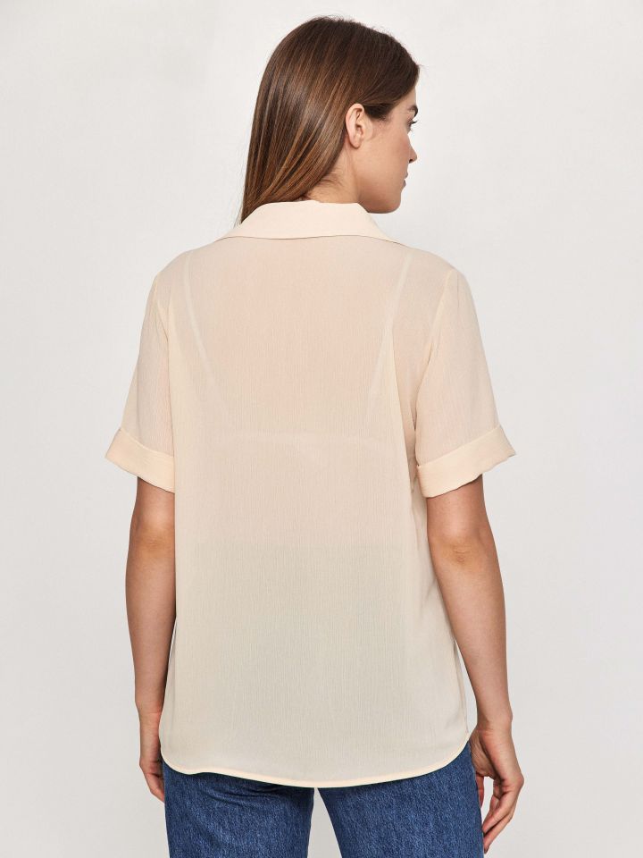 חולצה מכופתרת חצי שרוול בצבע שמפניה