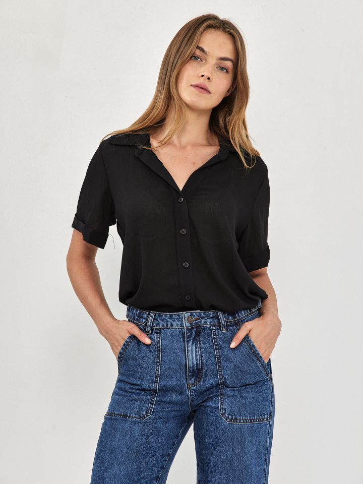 חולצה מכופתרת חצי שרוול בצבע שחור