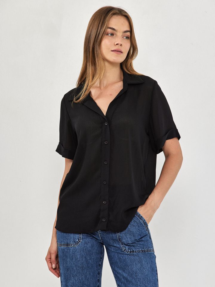 חולצה מכופתרת חצי שרוול בצבע שחור