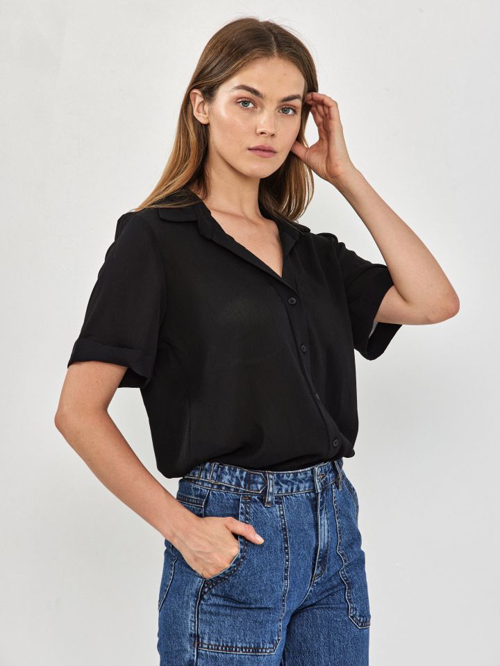 חולצה מכופתרת חצי שרוול בצבע שחור