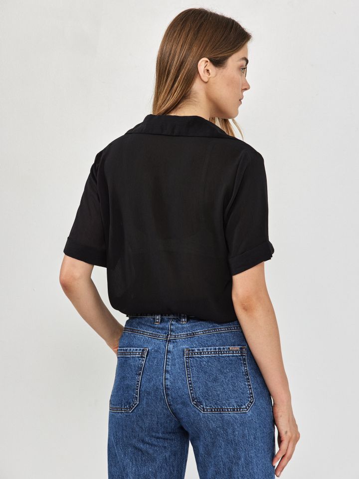 חולצה מכופתרת חצי שרוול בצבע שחור