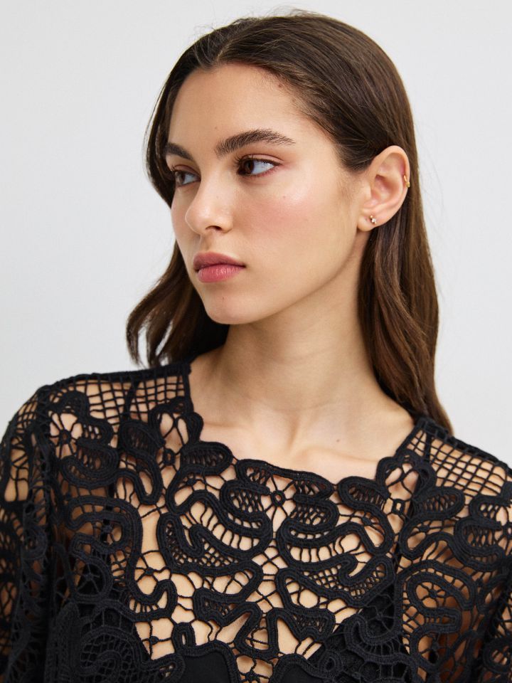 חולצה שילוב קרושה בצבע שחור