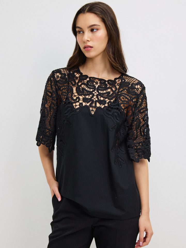 חולצה שילוב קרושה בצבע שחור