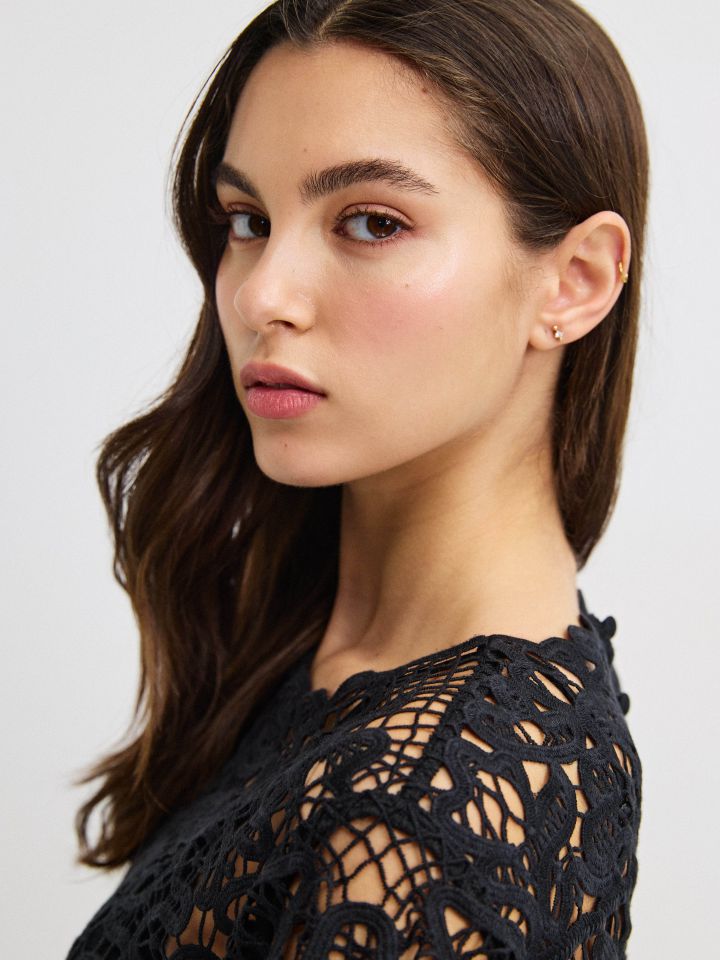 חולצה שילוב קרושה בצבע שחור