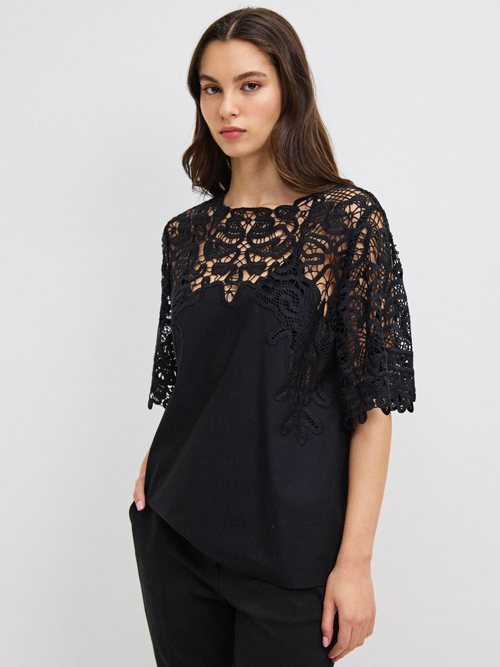 חולצה שילוב קרושה בצבע שחור