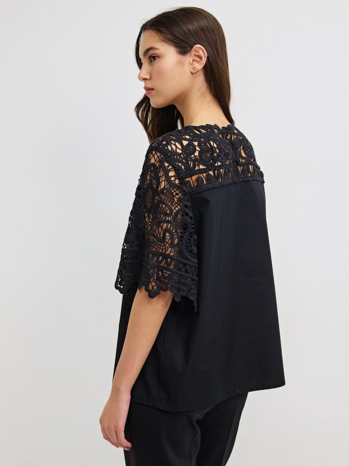 חולצה שילוב קרושה בצבע שחור