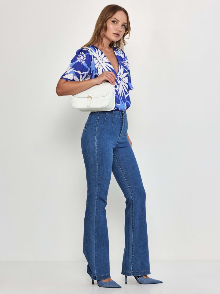 חולצה סטן V דפוס PROMO בצבע כחול רויאל