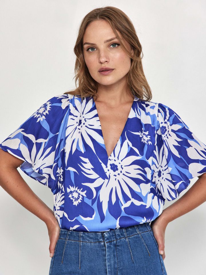 חולצה סטן V דפוס PROMO בצבע כחול רויאל