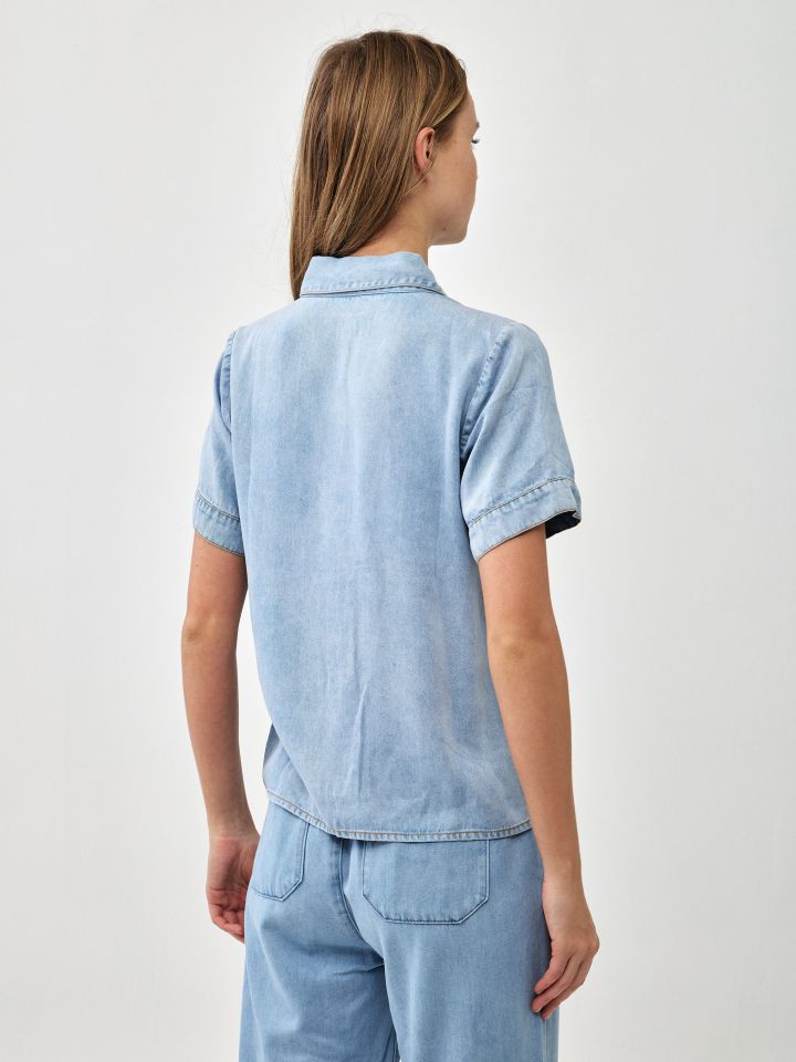 חולצה גינס כיסים בצבע ג’ינס בהיר