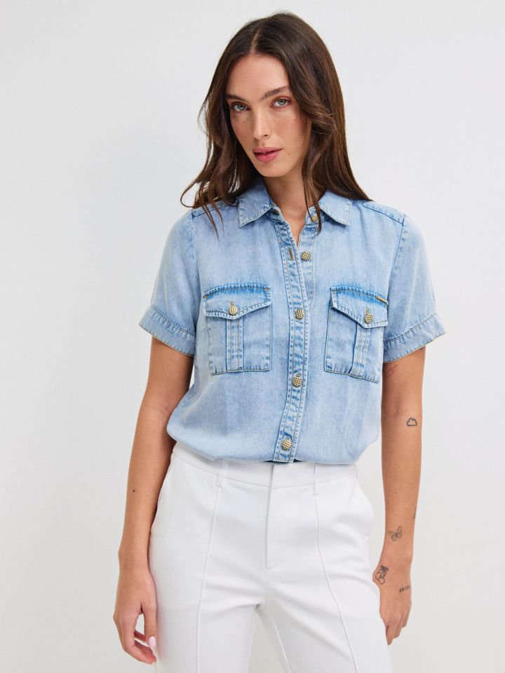 חולצה גינס כיסים בצבע ג’ינס בהיר