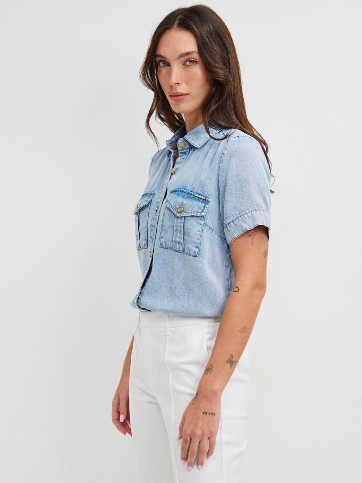 חולצה גינס כיסים בצבע ג’ינס בהיר