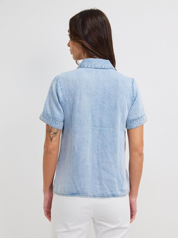 חולצה גינס כיסים בצבע ג’ינס בהיר