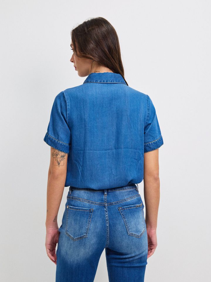 חולצה גינס כיסים בצבע ג’ינס