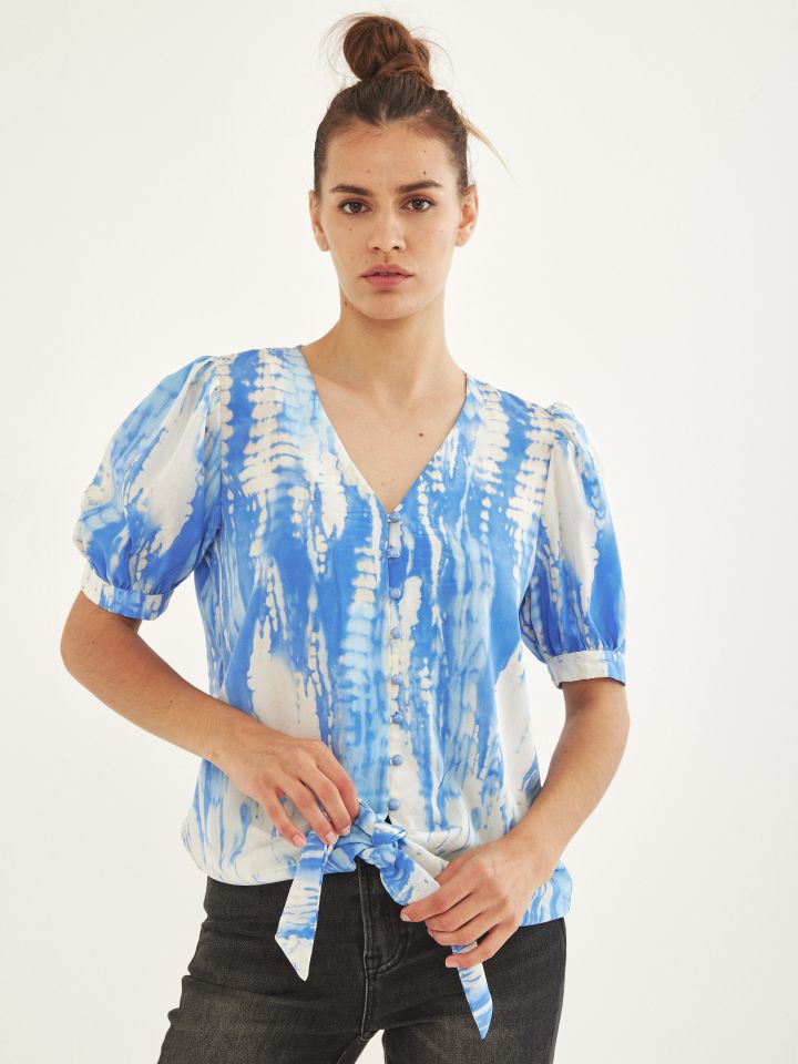 חולצה V כפתורים קשירה בצבע תכלת