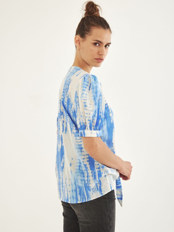 חולצה V כפתורים קשירה בצבע תכלת