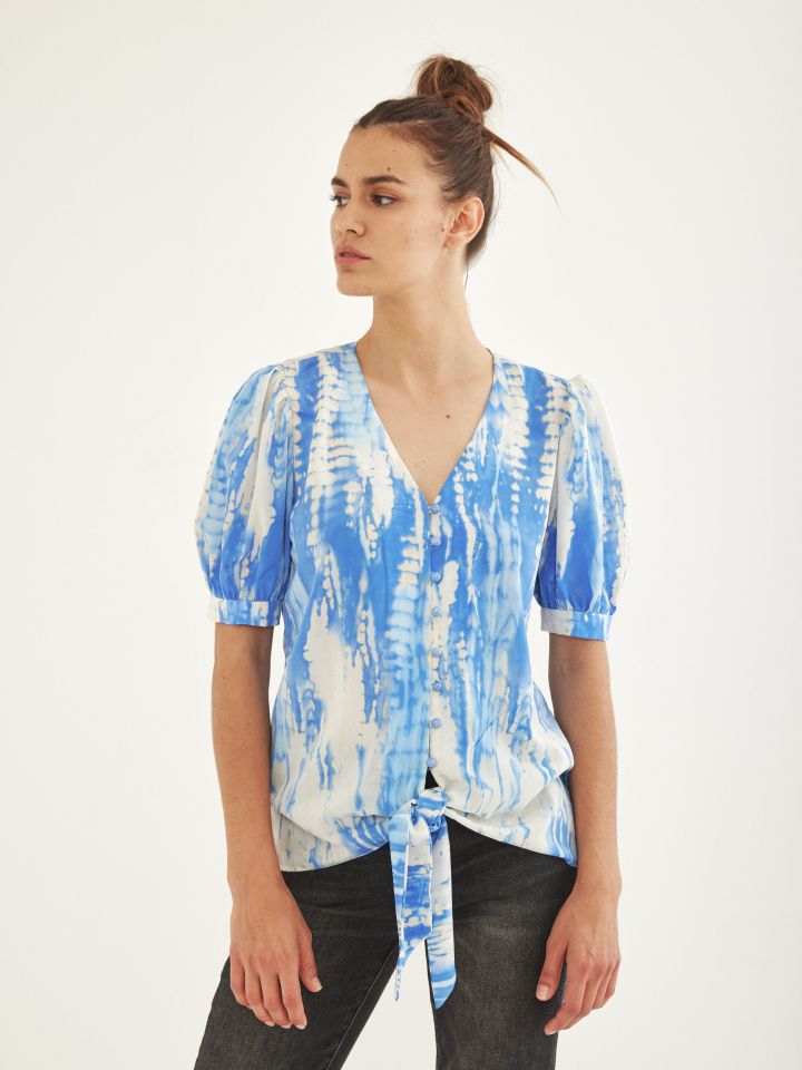 חולצה V כפתורים קשירה בצבע תכלת