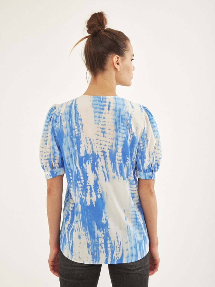 חולצה V כפתורים קשירה בצבע תכלת