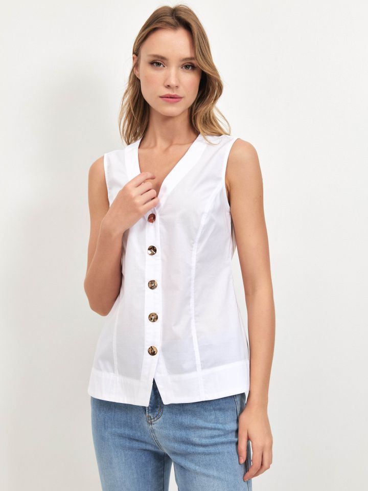 חולצה V מכופתרת כפתורי זהב בצבע לבן