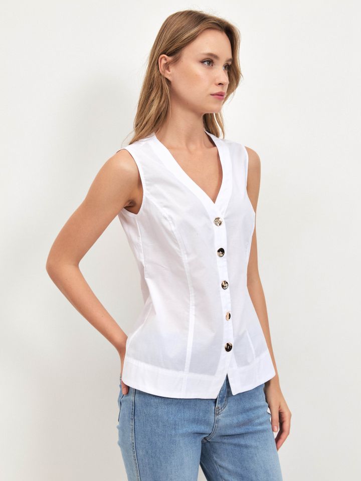 חולצה V מכופתרת כפתורי זהב בצבע לבן