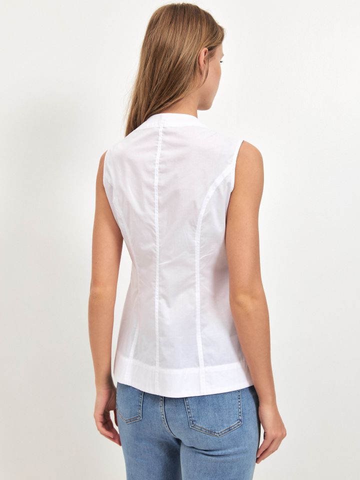 חולצה V מכופתרת כפתורי זהב בצבע לבן