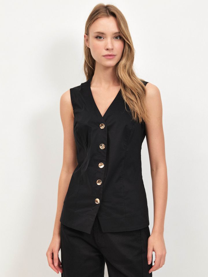 חולצה V מכופתרת כפתורי זהב בצבע שחור