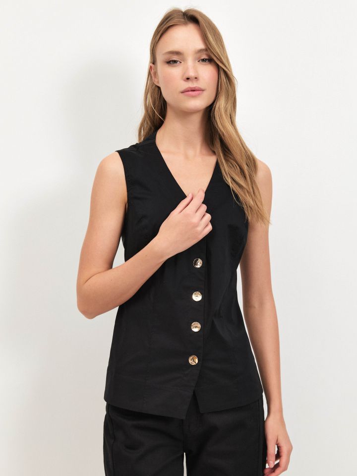 חולצה V מכופתרת כפתורי זהב בצבע שחור