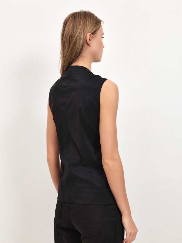 חולצה V מכופתרת כפתורי זהב בצבע שחור