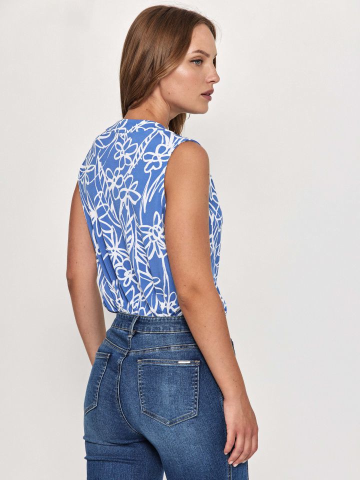 חולצה דפוס PROMO V בצבע תכלת