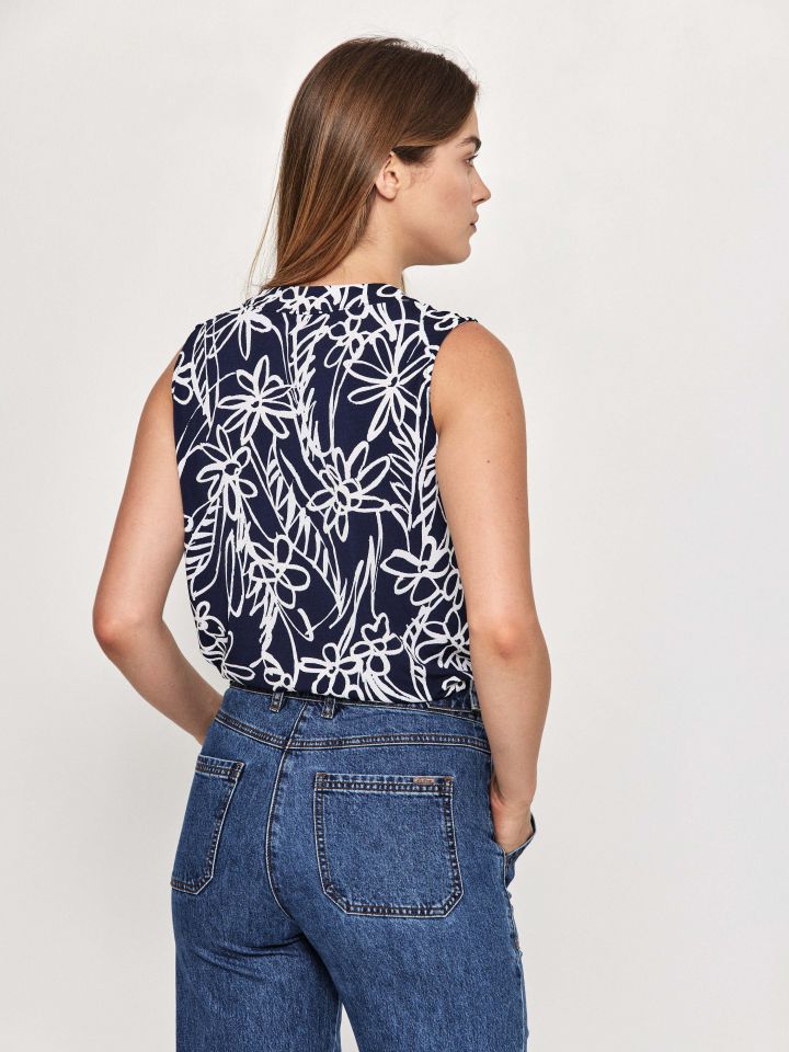 חולצה דפוס PROMO V בצבע נייבי