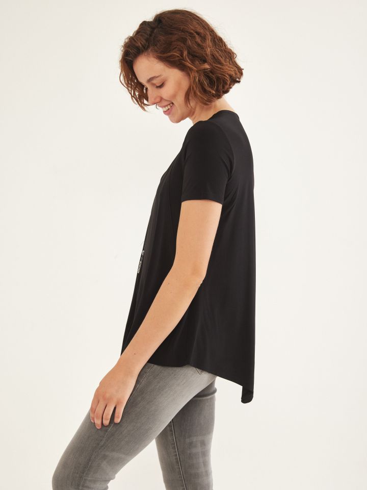 חולצה V רוכסן בצבע שחור