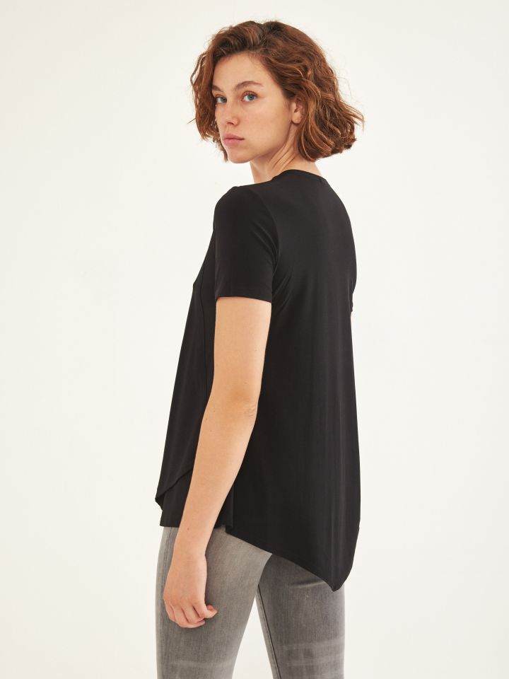 חולצה V רוכסן בצבע שחור