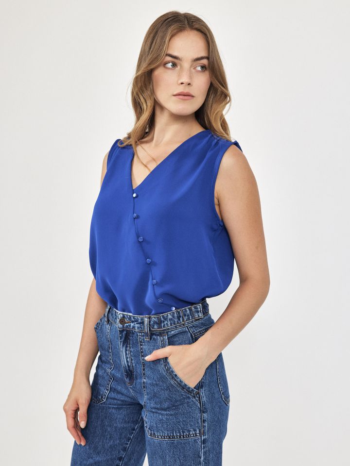 חולצה V כפתורים בצבע כחול דיו