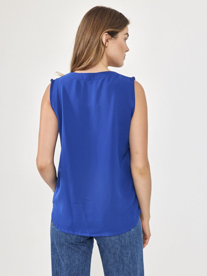 חולצה V כפתורים בצבע כחול דיו