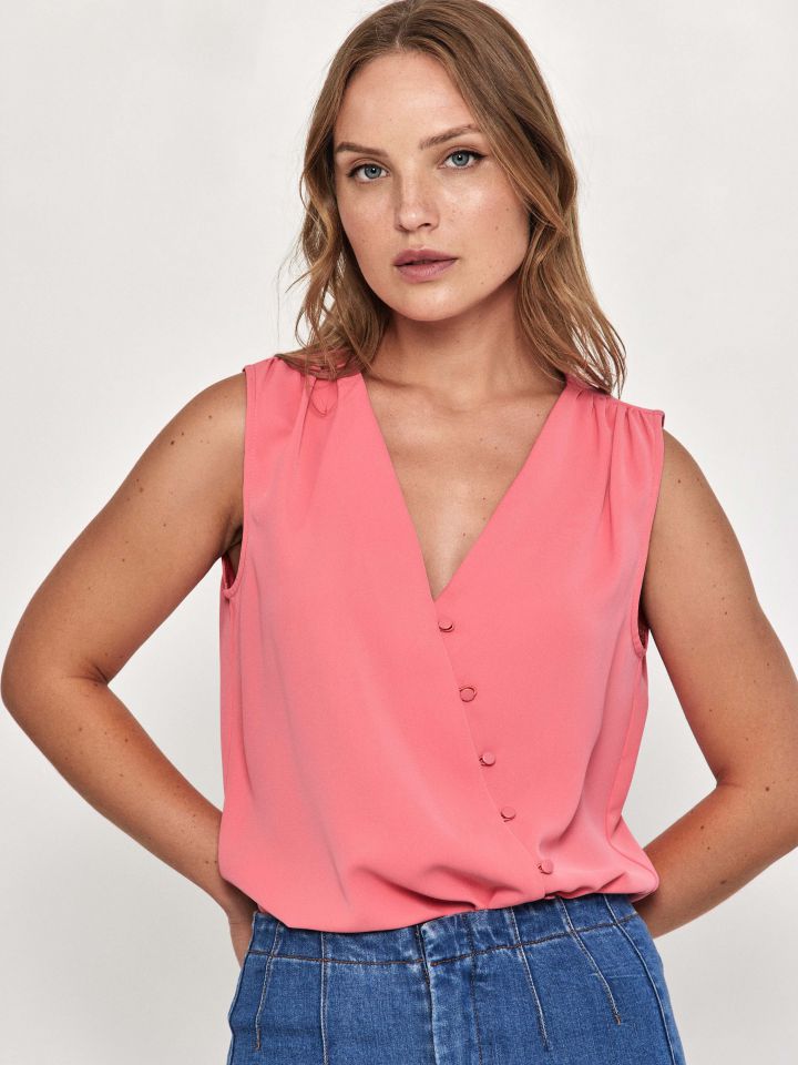חולצה V כפתורים בצבע ורוד
