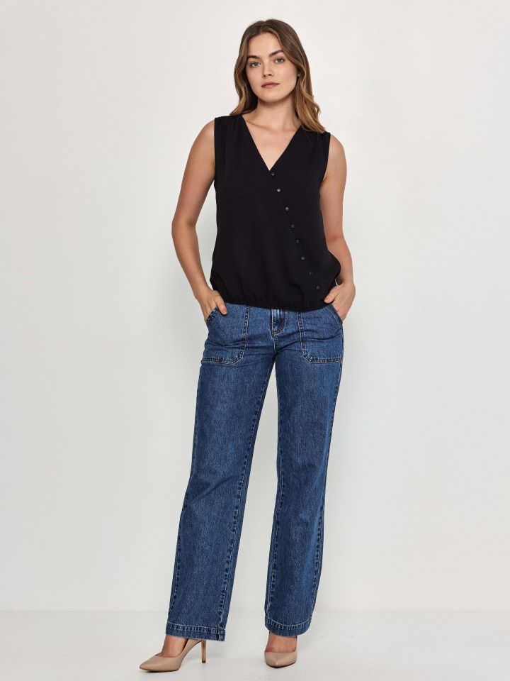 חולצה V כפתורים בצבע שחור