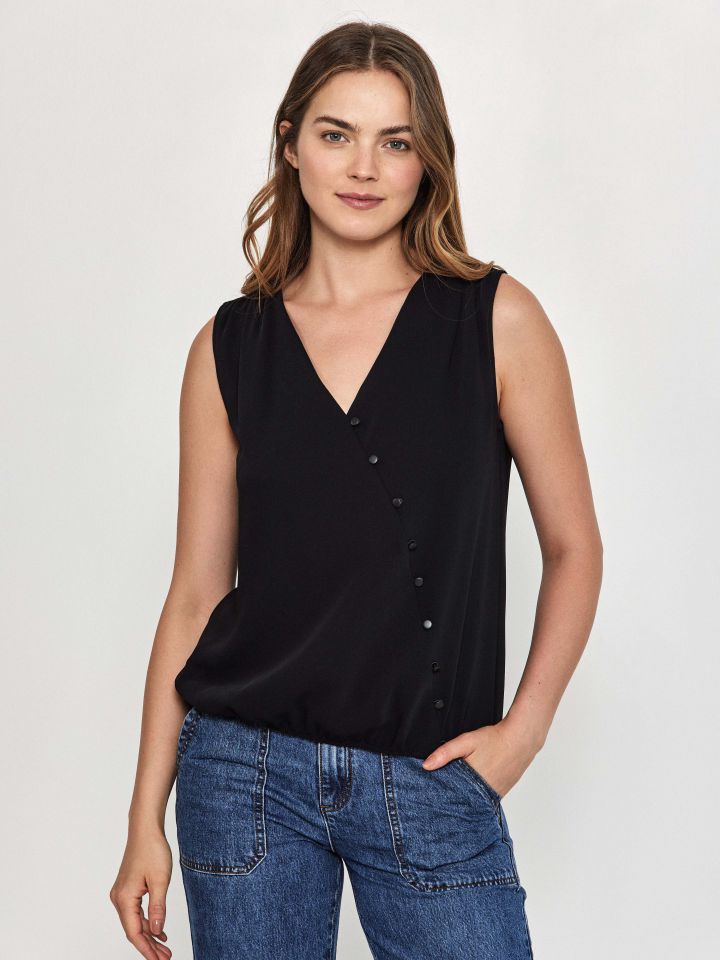 חולצה V כפתורים בצבע שחור