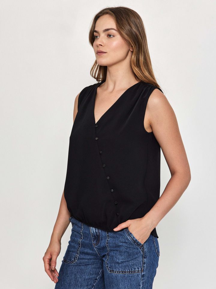 חולצה V כפתורים בצבע שחור