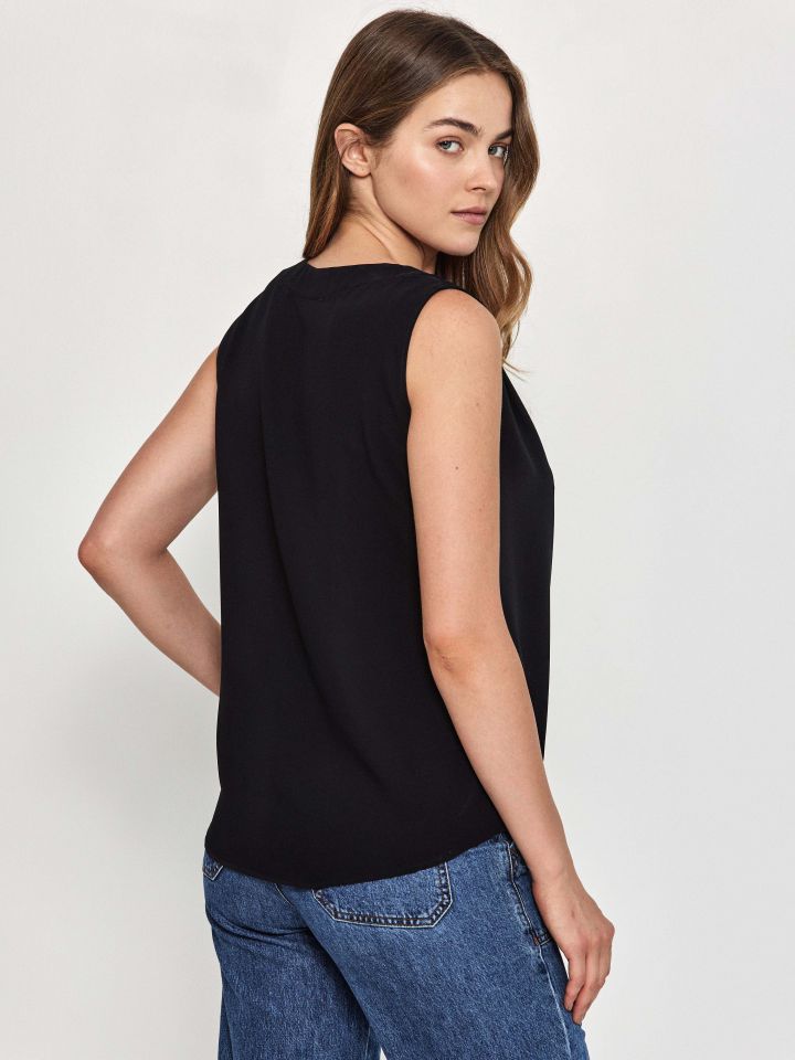 חולצה V כפתורים בצבע שחור