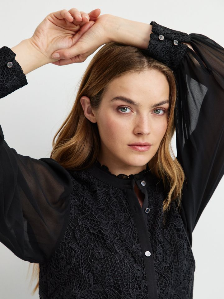 חולצה תחרה שילוב שיפון בצבע שחור