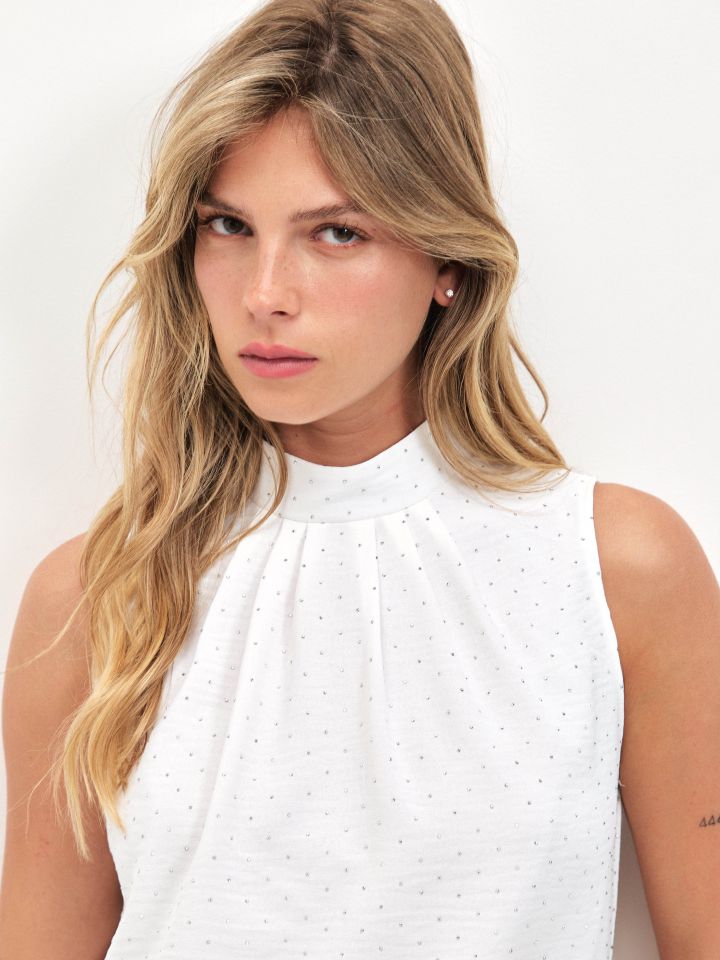 חולצה קולר פייטים בצבע אופוויט