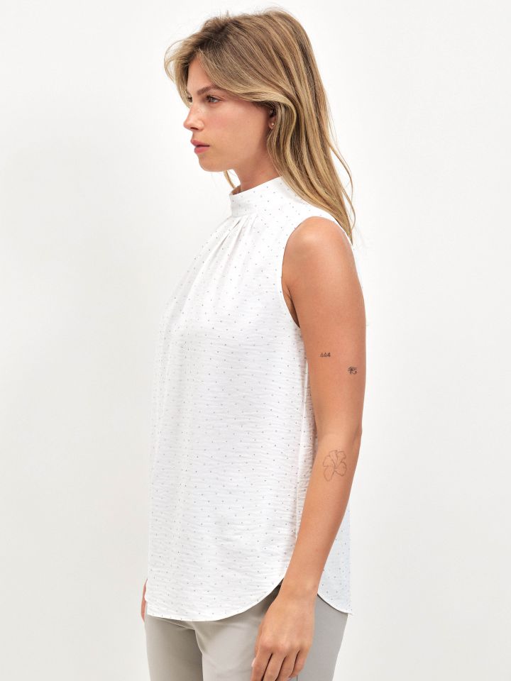 חולצה קולר פייטים בצבע אופוויט