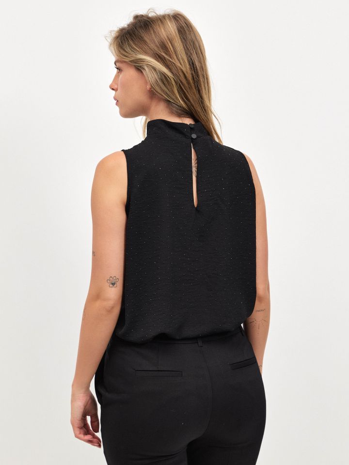 חולצה קולר פייטים בצבע שחור