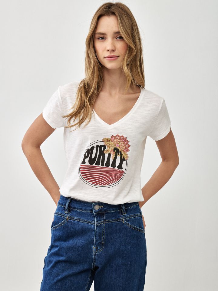 חולצה V דפוס PURITY בצבע אופוויט
