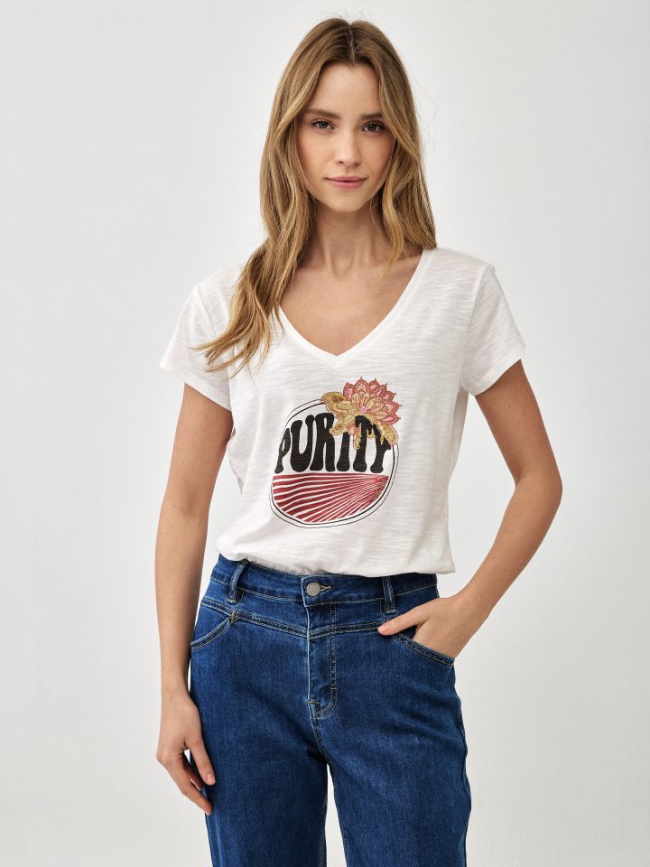 חולצה V דפוס PURITY בצבע אופוויט