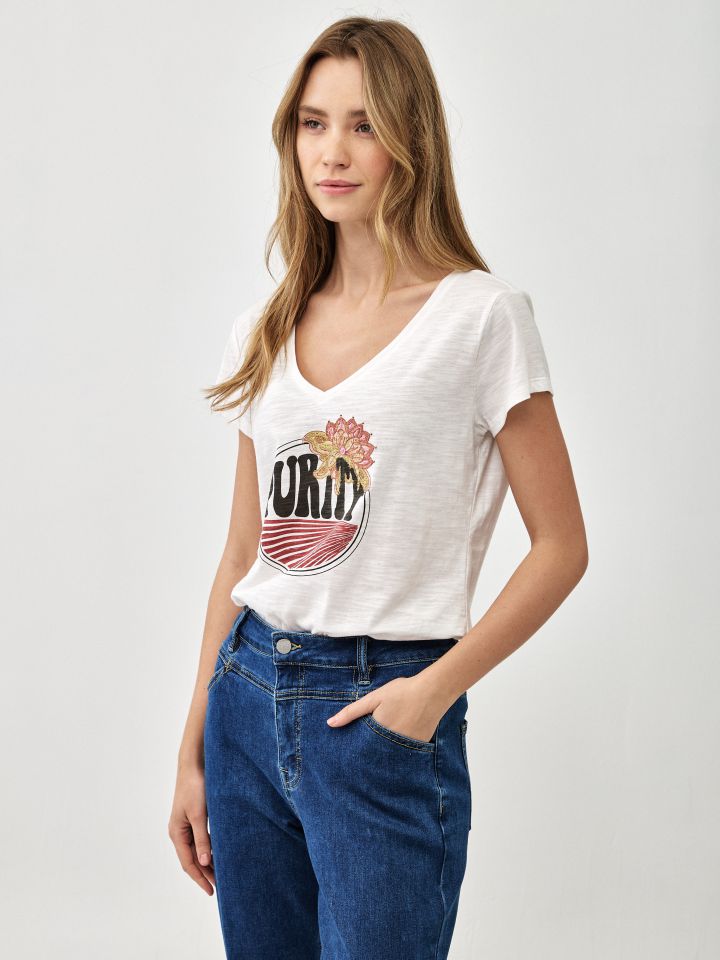 חולצה V דפוס PURITY בצבע אופוויט