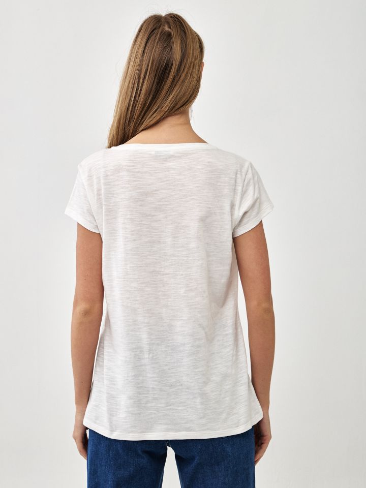 חולצה V דפוס PURITY בצבע אופוויט